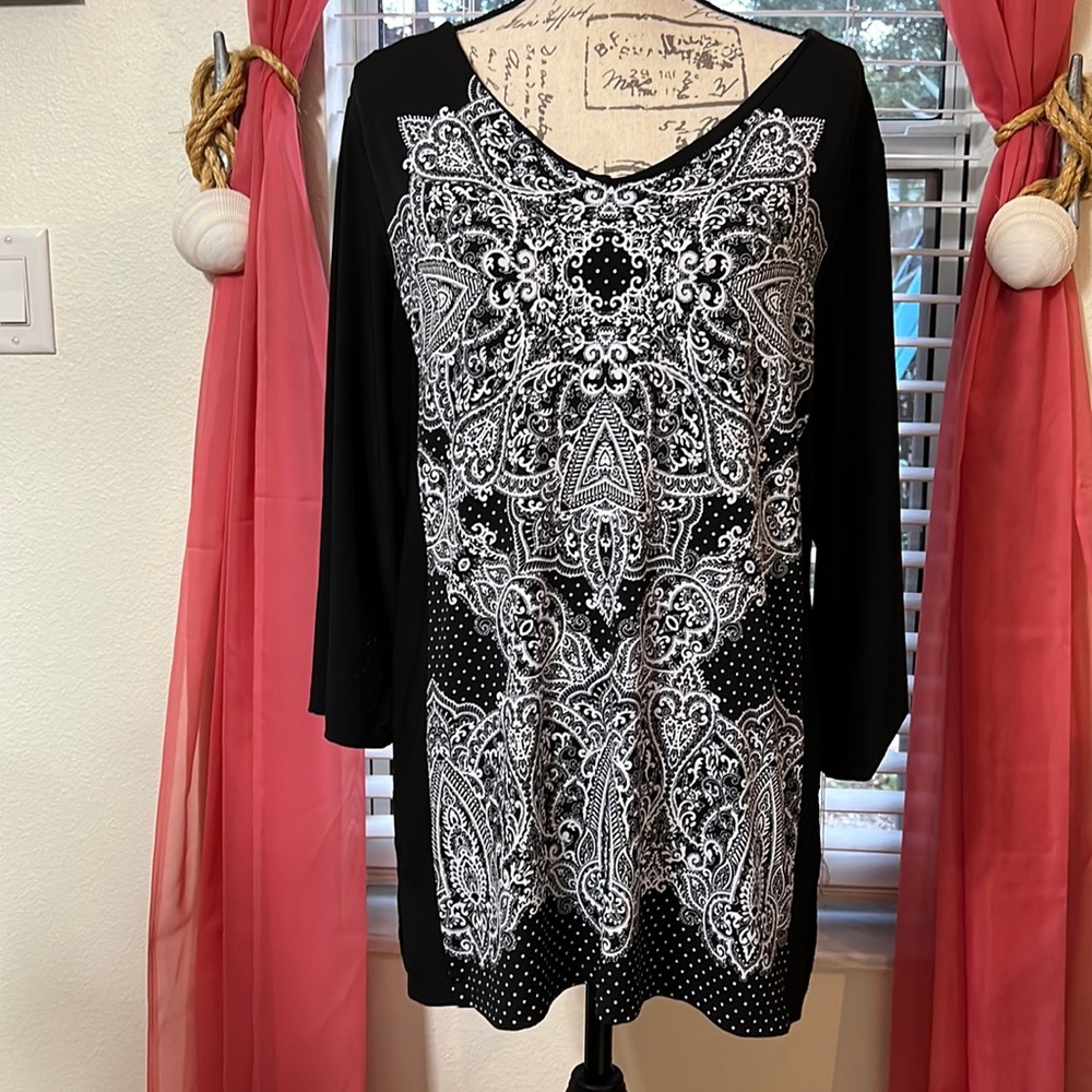 TUNIC Long Sleeve with V neck. Size L